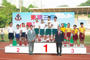 東華三院主席兼名譽校監張佐華(右)及香港浸會大學體育學系系主任鍾伯光教授與獲獎學生合照。