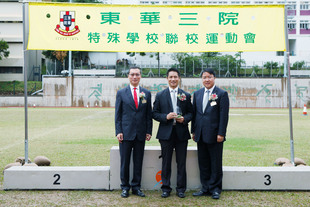 東華三院第四副主席兼學務委員會主任委員馮敬偉(右)致送紀念品予劉永松博士(中)，並由東華三院張佐華主席陪同。