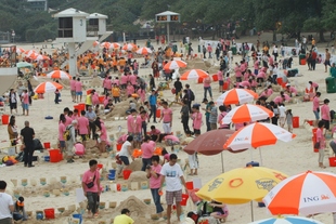 「東華‧ING潮玩堆沙派對2011」吸引超過400人參加比賽，近千人參與派對，齊齊發揮無限創意堆砌環保沙都，活動獲得超過200萬元收益。