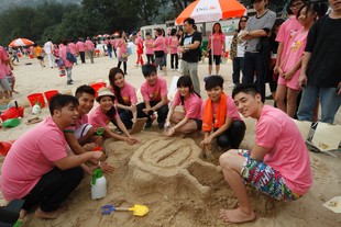 活動大使狄易達 (右四) 與一眾演藝界嘉賓，以實際行動支持這個沙灘派對。