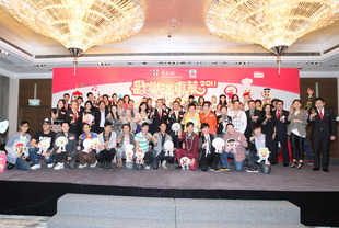 東華三院董事局成員與一眾嘉賓合照，呼籲各界支持「歡樂滿東華2011」。