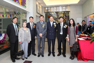 教育局新界區首席教育主任容寶樹(左四)與東華三院董事局成員及嘉賓合照。