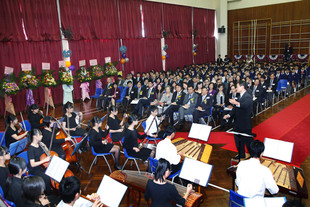 東華三院辛亥年總理中學學生表演，慶祝學校成立三十周年。