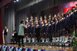 東華三院辛亥年總理中學學生表演，慶祝學校成立三十周年。