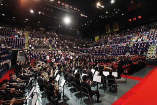 東華三院十八間中學近一千名畢業生出席聯校畢業典禮。