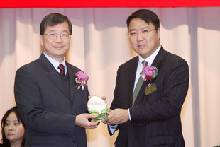 東華三院學務委員會主任委員馮敬偉副主席(右)致送紀念品予教育局首席助理秘書長(專業發展及培訓)梁兆強。