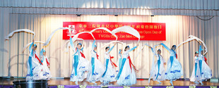 東華三院陳兆民中學學生於典禮上表演。