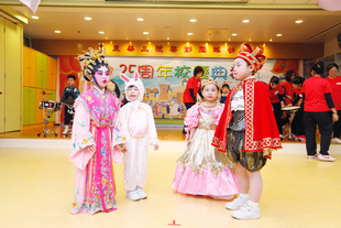 東華三院黎鄧潤球幼稚園學生在二十五周年校慶典禮上表演。