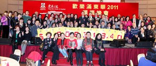 東華三院董事局成員及嘉賓分別與慈善屋苑獎冠軍得主香港仔中心代表及慈善屋邨獎冠軍得主田灣邨代表合照。