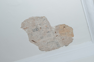  除了文物館的珍貴館藏，建築物本身也保存了很多東華歷史印記，如千步廊的碑記、外牆的水磨青磚、以麻石柱礎為基的木柱及西式地磚等。