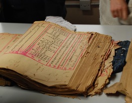 修復前的「廣華醫院一九一七年出入院總冊」封面(左圖)及內頁(右圖)。