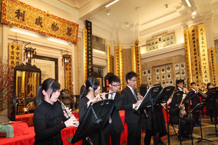 東華三院黃笏南中學管樂團在春節團拜活動中表演兩首名曲《皇家煙火音樂》組曲和《鳳陽花鼓》。