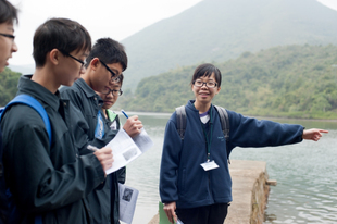 學生生態導賞員為參加者介紹生態景點，學生在途中用心學習，填寫工作紙。