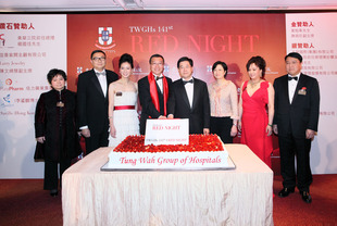 東華三院主席張佐華（左四）聯同多位副主席與政務司司長林瑞麟GBS 太平紳士 (右四)於切餅儀式後合照。