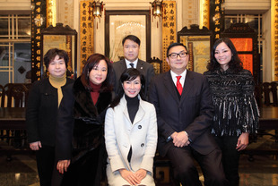 東華三院候任主席陳文綺慧（中）與副主席陳婉珍（左二）、施榮恆（右二）、馮敬偉（後排中）、何超蕸（左一）及馬陳家歡 (右一)合照。