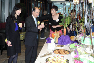 勞工及福利局局長張建宗GBS太平紳士（中）參觀iBakery Gallery Café愛烘焙餐廳及品嚐其出品小食。
