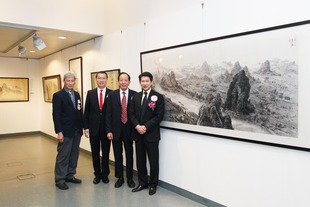 民政事務局常任秘書長楊立門太平紳士（右一）、東華三院主席張佐華（左二）與嘉賓參觀吳孤鴻先生的遺作。