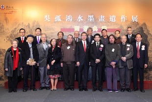 民政事務局常任秘書長楊立門太平紳士（前排右四）、東華三院主席張佐華（前排右五）及董事局成員與嘉賓於遺作展上合照。