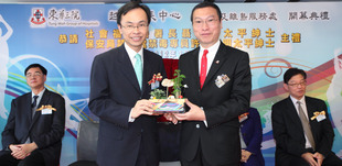 東華三院主席張佐華（右）致送紀念品予社會福利署署長聶德權太平紳士。