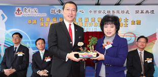 東華三院主席張佐華（左）致送紀念品予保安局禁毒處禁毒專員許林燕明太平紳士。