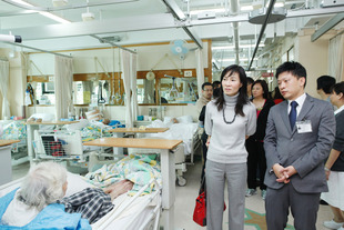 東華三院陳文綺慧主席(左)與董事局成員到東華三院馮堯敬醫院巡視及了解該院服務。