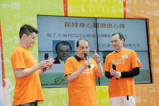 勞工及福利局局長張建宗GBS太平紳士(中)與正能量大使洪朝豐(右)為儀式打響頭砲，大談保持身心靈健康心得。