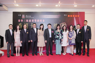 東華三院董事局與衞生署署長林秉恩醫生太平紳士(右六)合照。