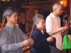 蓬瀛仙館理事暨東華三院顧問局成員曾楊淑貞女士(中)、東華三院執行總監吳志榮先生(右)、東華三院社服總主任姚子樑先生(左)主祭是年文武廟善德宮主辦的「中元吉祥思親法會」。