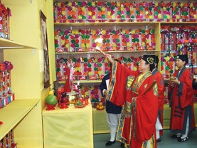 東華三院文武廟善德宮主辦的「中元吉祥思親法會」已圓滿結束，是年提供的附薦牌位服務超過一千二百個家庭，收益撥充東華三院善款。