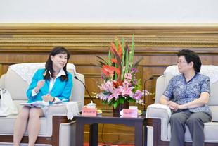 東華三院陳文綺慧主席向中央統戰部林智敏副部長（右）簡述東華三院最新發展。