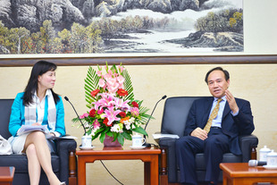 東華三院陳文綺慧主席（左）率領訪京團拜訪國務院港澳事務辦公室周波副主任。
