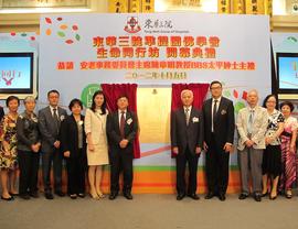 主禮嘉賓安老事務委員會主席陳章明教授BBS太平紳士(左六)、準提閣佛學會主席楊釗(右五)及東華三院主席陳文綺慧(左五)進行碑記揭幕儀式。