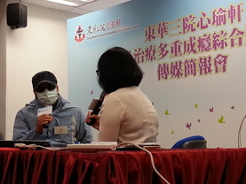 染上毒癮及賭癮的阿明(化名)之前曾接受戒賭中心的治療，不過未能解決他戒毒癮的需要。他希望「東華三院心瑜軒」預防及治療多重成癮綜合服務中心能一次過幫他解決多重成癮的問題，讓他可戒除惡習，重新做人。