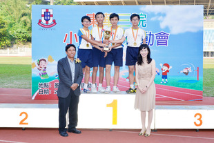 東華三院主席兼名譽校監陳文綺慧及香港浸會大學體育學系副教授雷雄德博士與獲獎學生合照。