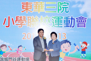 東華三院副主席兼學務委員會主任委員何超蕸向雷雄德博士致送紀念品。