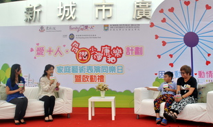 藝人潘芳芳（左二）與童星譚真一（右二）及其母親（右一）在活動上分享。