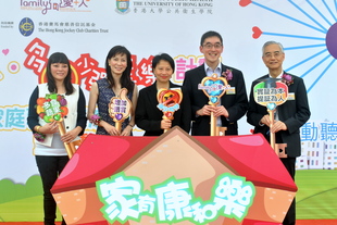 東華三院主席陳文綺慧（左二）及副主席馬陳家歡（左一）聯同教育局常任秘書長謝凌潔貞太平紳士（中）、香港賽馬會慈善事務執行總監蘇彰德律師（右二）及香港大學公共衞生學院院長暨「愛＋人」計劃項目首席調查研究員林大慶教授為「愛＋人‧多讚少彈康和樂」計劃主持啟動儀式。