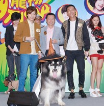 東華三院總理曾家葉（中）、藝人陳偉霆（右）及羅力威組隊為寵物設計特別造型，並獲得「寵物最佳扮相獎」。