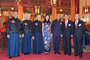 （左起）東華三院顧問局成員暨東華三院辛巳年主席周振基博士SBS太平紳士、東華三院乙卯年主席江永安太平紳士、東華三院己酉年主席黎時煖太平紳士、東華三院主席陳文綺慧女士、東華三院丙午年主席孫秉樞博士太平紳士、東華三院辛酉年主席呂志和博士大紫荊勳賢及東華三院辛亥年主席黃乾亨博士GBS太平紳士於秋祭典禮上合照。