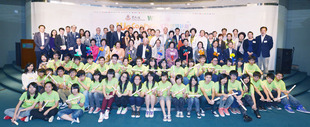 主禮嘉賓與參與「We Can Do It – 工作體驗計劃」的青年於結業禮上合照。