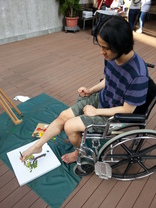 參加者模擬不同種類及程度的殘疾，親身體驗肢體殘障藝術家平日所遇到的困難。