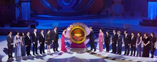 東華三院主席陳文綺慧（左九）與民政事務局局長曾德成GBS太平紳士（右十）為「歡樂滿東華2012」慈善晚會主持開場儀式。