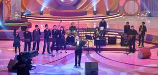 由廣華醫院醫護人員組成的BandOne 樂隊於「歡樂滿東華2012」慈善晚會上與Joe Junior 合作演出。