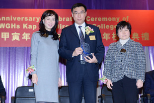 東華三院主席兼名譽校監陳文綺慧(左)陪同東華三院副主席兼學務委員會主任委員何超蕸小姐(右)致送紀念品予教育局首席教育主任容寶樹先生(中)。