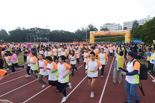 「奔向共融—香港賽馬會特殊馬拉松2013」是全港最具規模的特殊馬拉松，吸引近二千名智障人士與伴跑員一同參與。