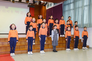 學生演出話劇《愛‧回校之昨天、今天、明天》，通過學校生動的演繹，展現學校於三十五年間的轉變，讓師生們重新憶起往日的點滴。