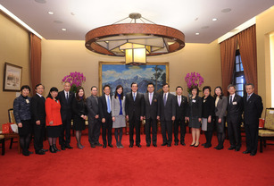 東華三院陳文綺慧主席(左八)聯同董事局成員拜會台灣馬英九先生 (左九)。