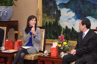 東華三院陳文綺慧主席(左)向台灣馬英九先生簡述東華三院的新工作及發展。
