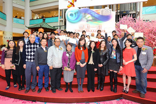東華三院主席陳文綺慧(前排右六)及嘉賓與「感動一刻」攝影比賽得獎者大合照。