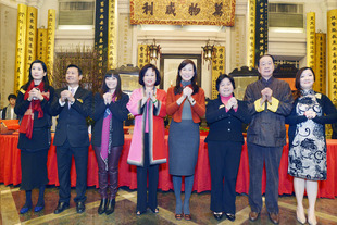 東華三院董事局成員與大家拜年，祝各位蛇年五福臨門、萬事如意！